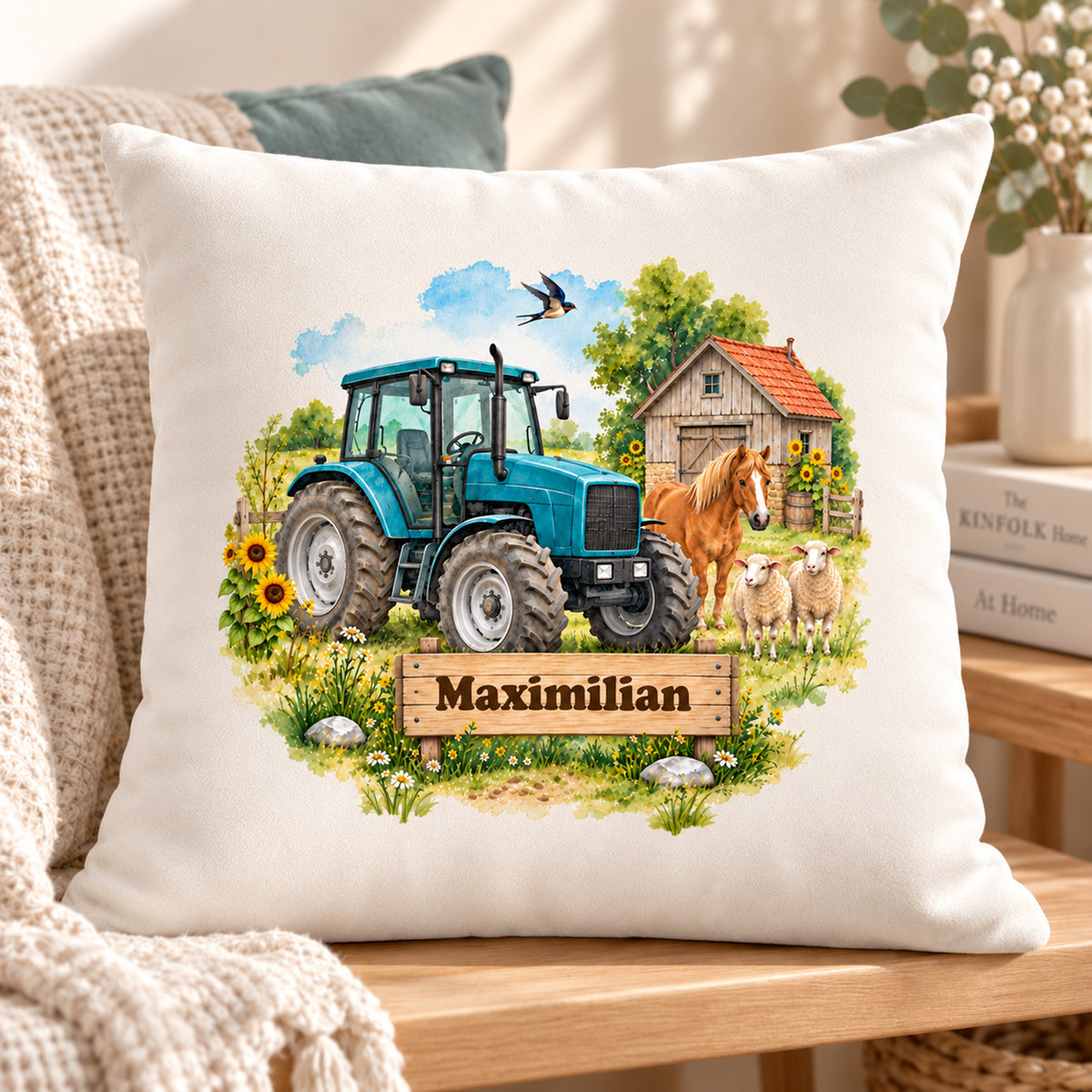 Schrägansicht: personalisierter Traktor-Kissenbezug Türkiser Traktor mit Pony, 40 × 40 cm, Beispiel Maximilian
