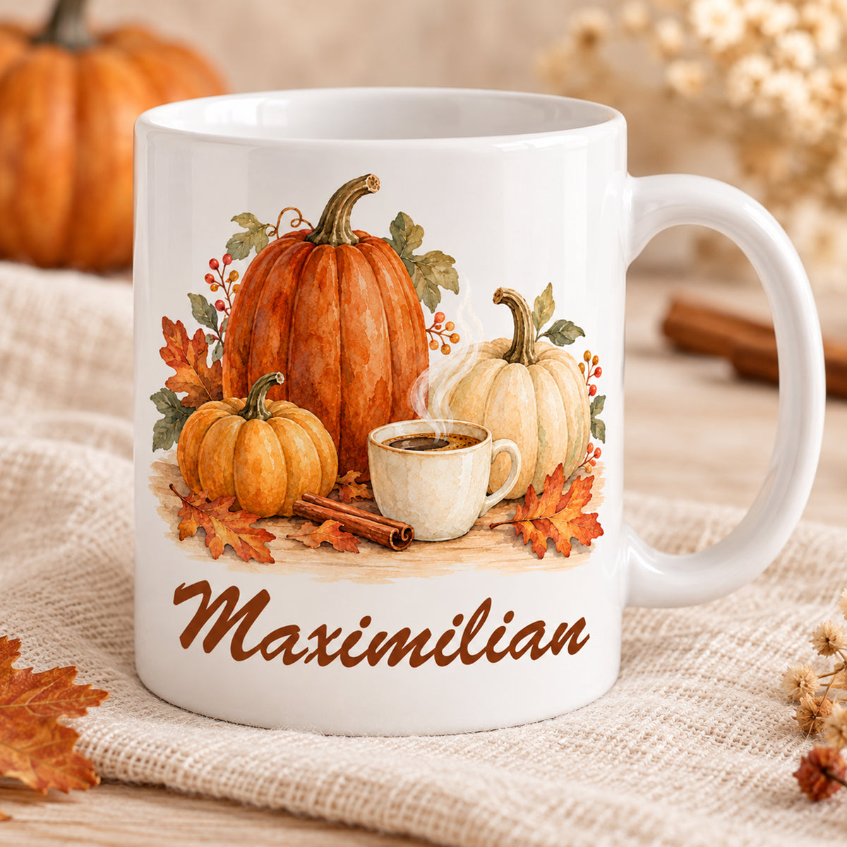 Herbstliche Kaffeepause: weiße personalisierte Herbst-Tasse mit Motiv Kürbistrio mit Zimtduft und Beispielname Maximilian
