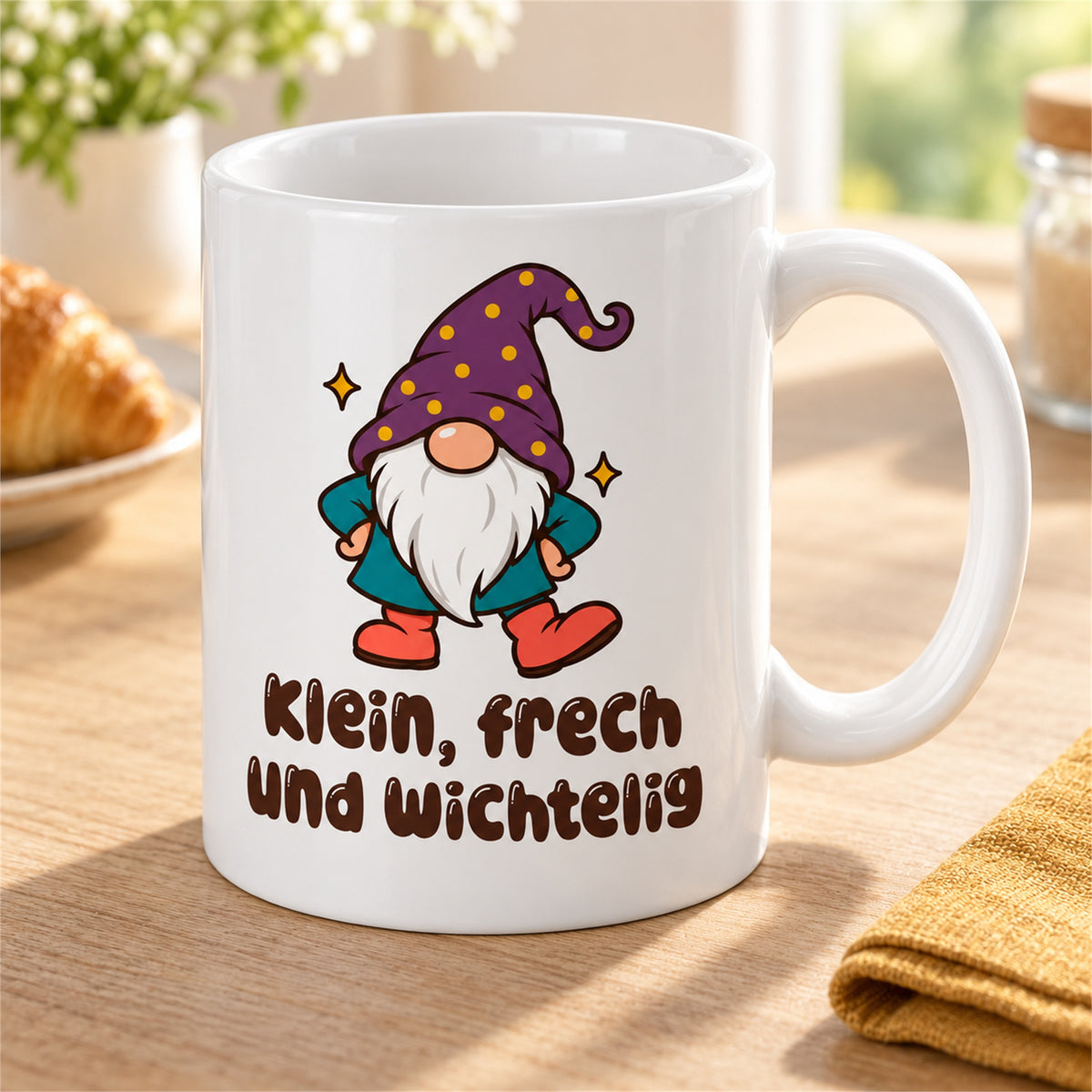 Weiße Wichteltasse mit dem Spruch „Klein, frech und wichtelig“ – Ansicht 3
