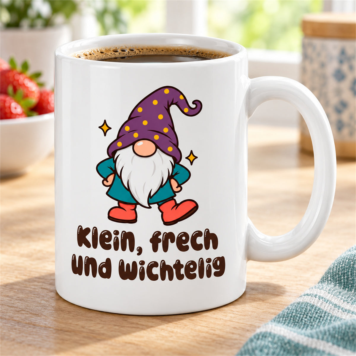 Weiße Wichteltasse mit dem Spruch „Klein, frech und wichtelig“ – Ansicht 8