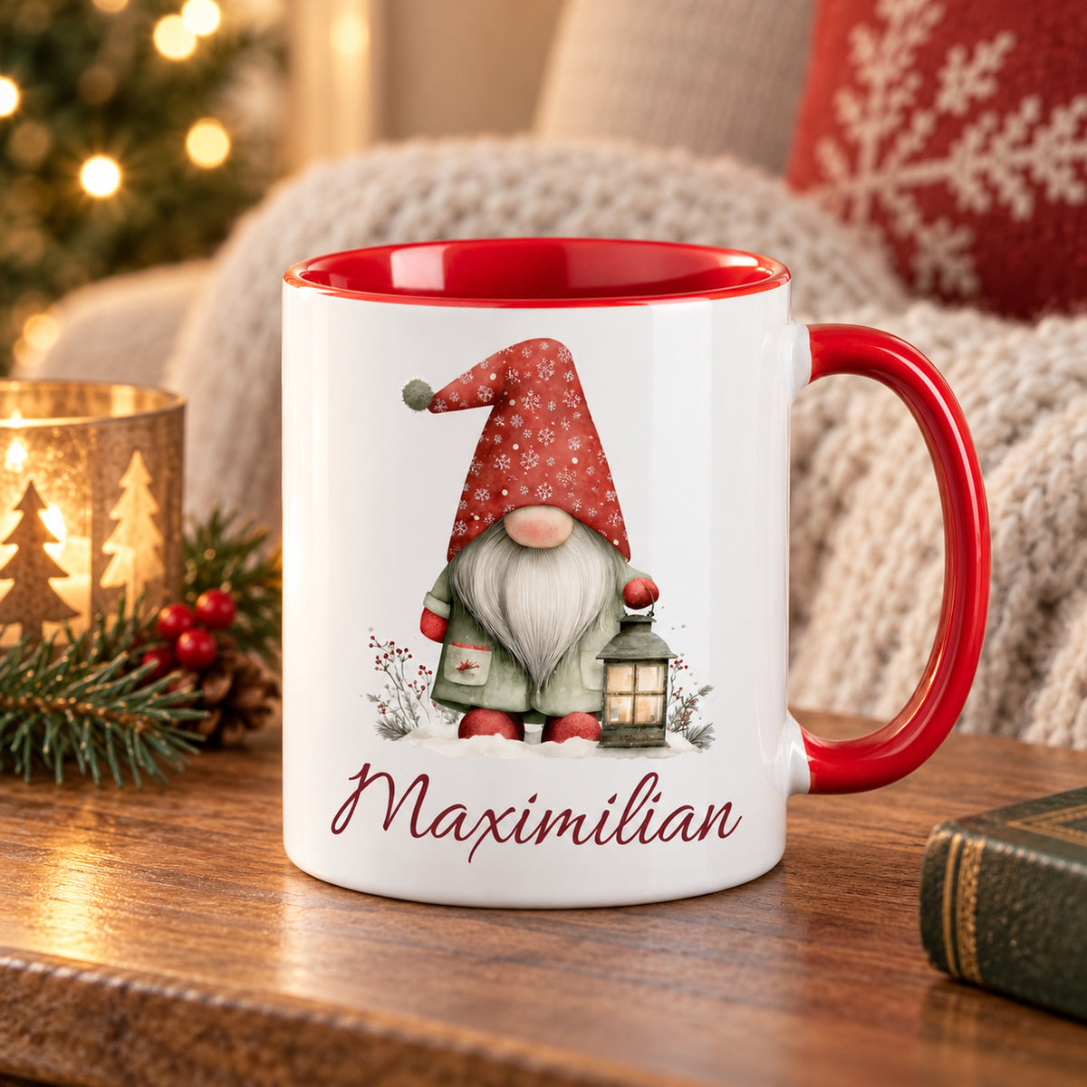 Personalisierte Weihnachtswichtel-Tasse Laternenlicht mit roter Innenseite und rotem Henkel – in gemütlicher Weihnachtsszene