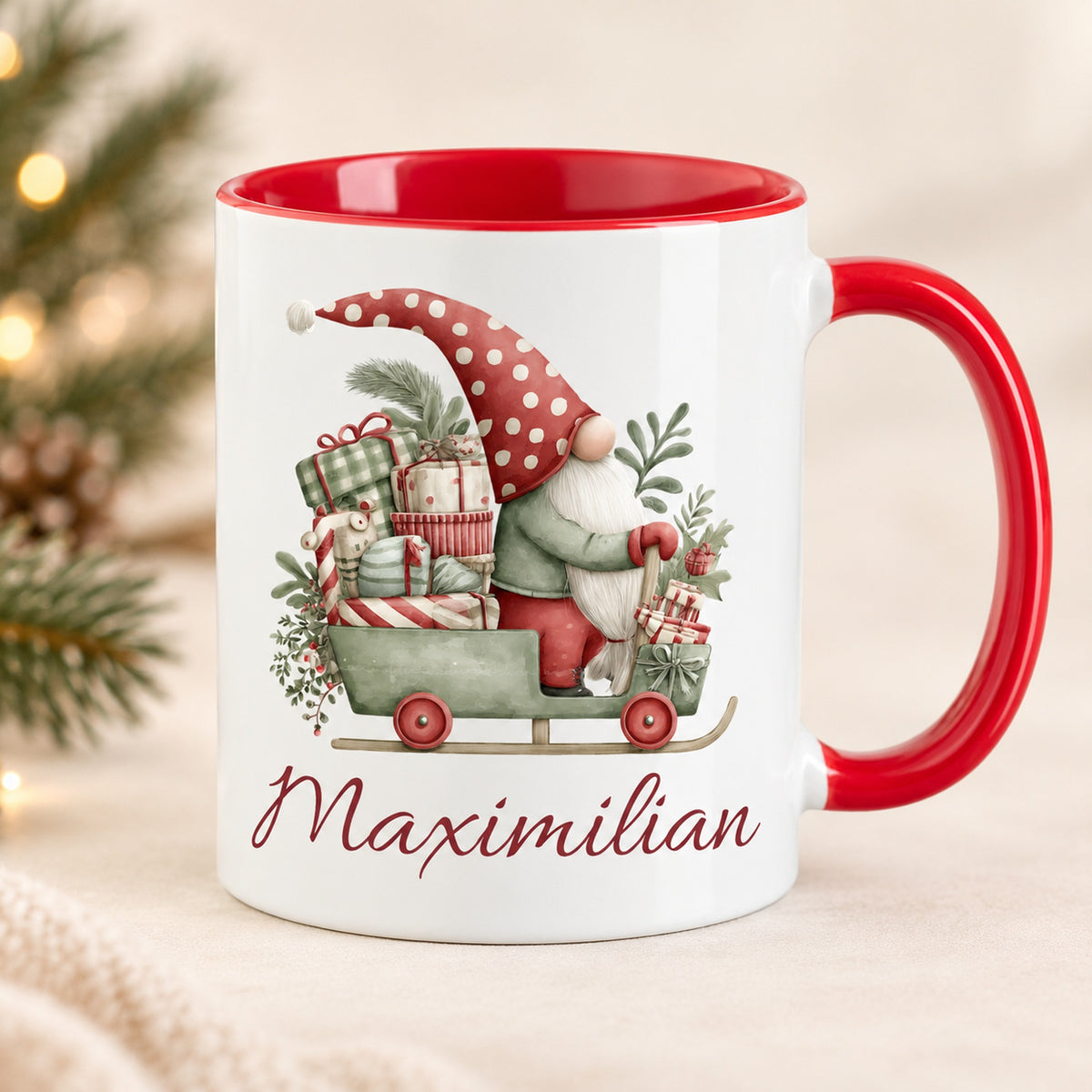 Personalisierte Weihnachtswichtel-Tasse Geschenkschlitten mit roter Innenseite und rotem Henkel – Vorderansicht mit Beispielname Maximilian