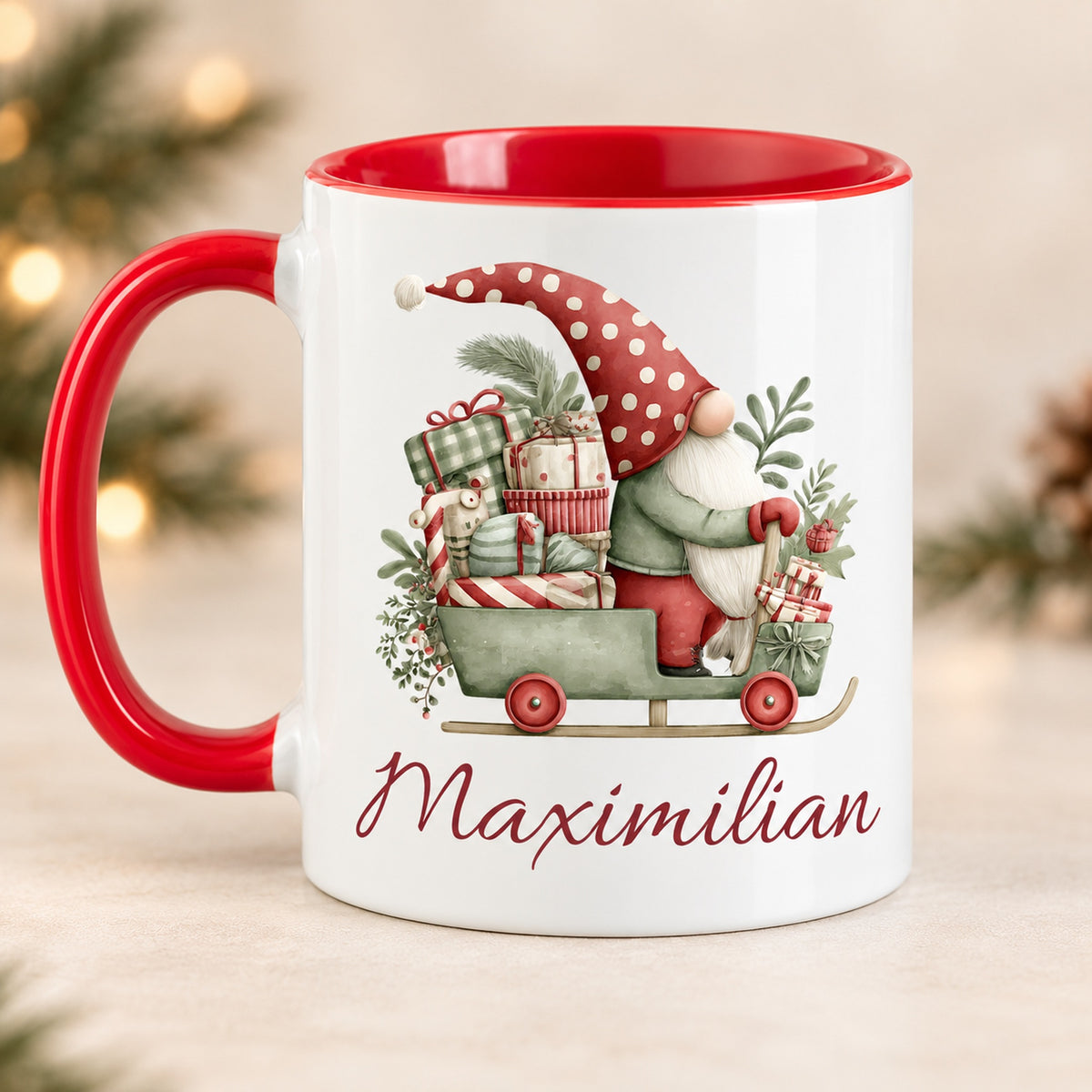Personalisierte Weihnachtswichtel-Tasse Geschenkschlitten mit roter Innenseite und rotem Henkel – Rückseite mit gleichem Motiv und Namen