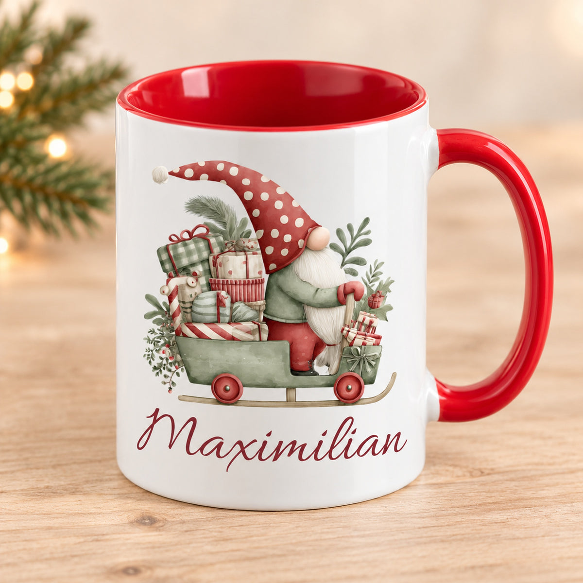 Personalisierte Weihnachtswichtel-Tasse Geschenkschlitten mit roter Innenseite und rotem Henkel – schräge Produktansicht