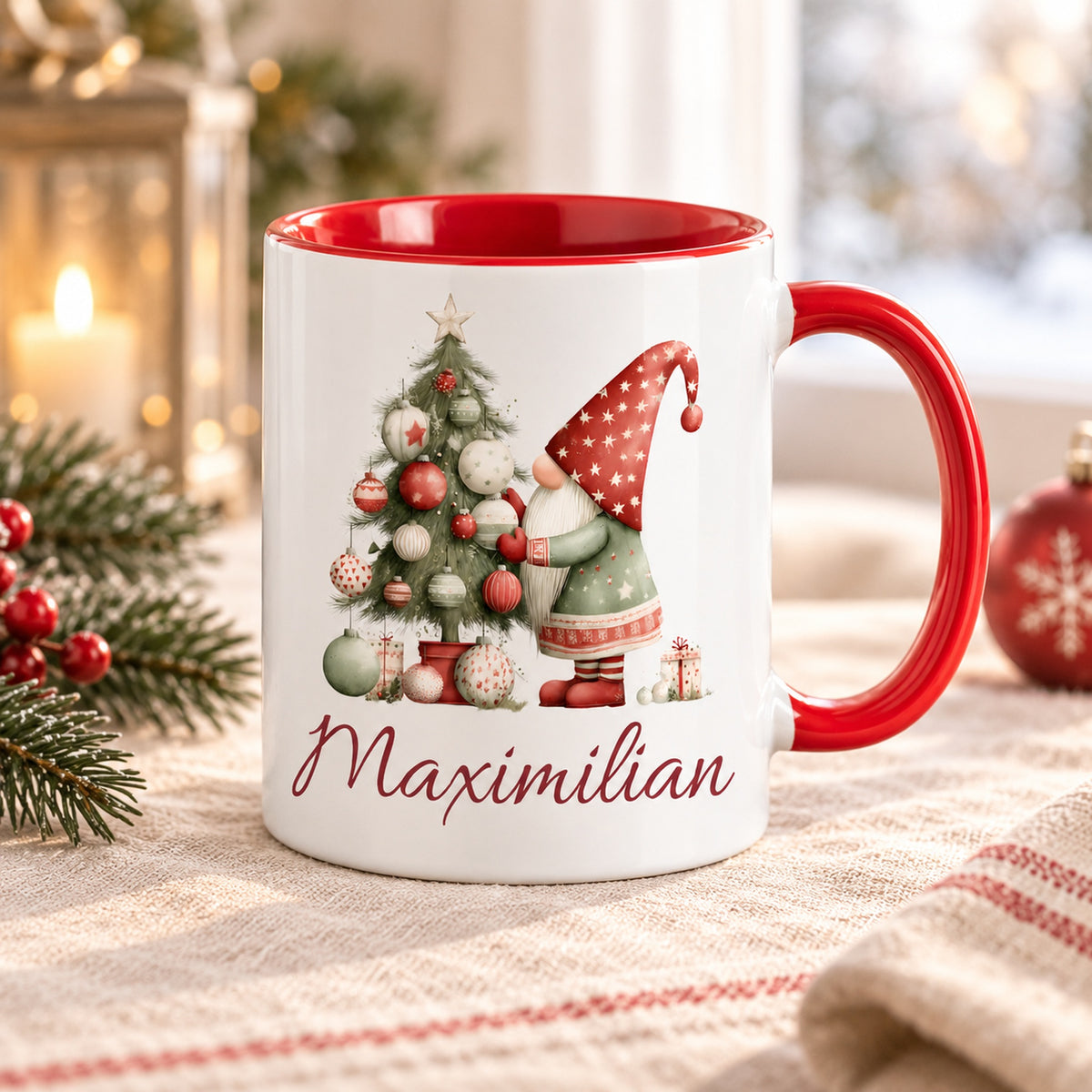 Personalisierte Weihnachtswichtel-Tasse Weihnachtsbaum mit roter Innenseite und rotem Henkel – in gemütlicher Weihnachtsszene