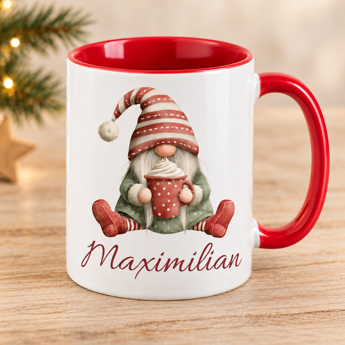 Personalisierte Weihnachtswichtel-Tasse Kakaozeit mit roter Innenseite und rotem Henkel – schräge Produktansicht