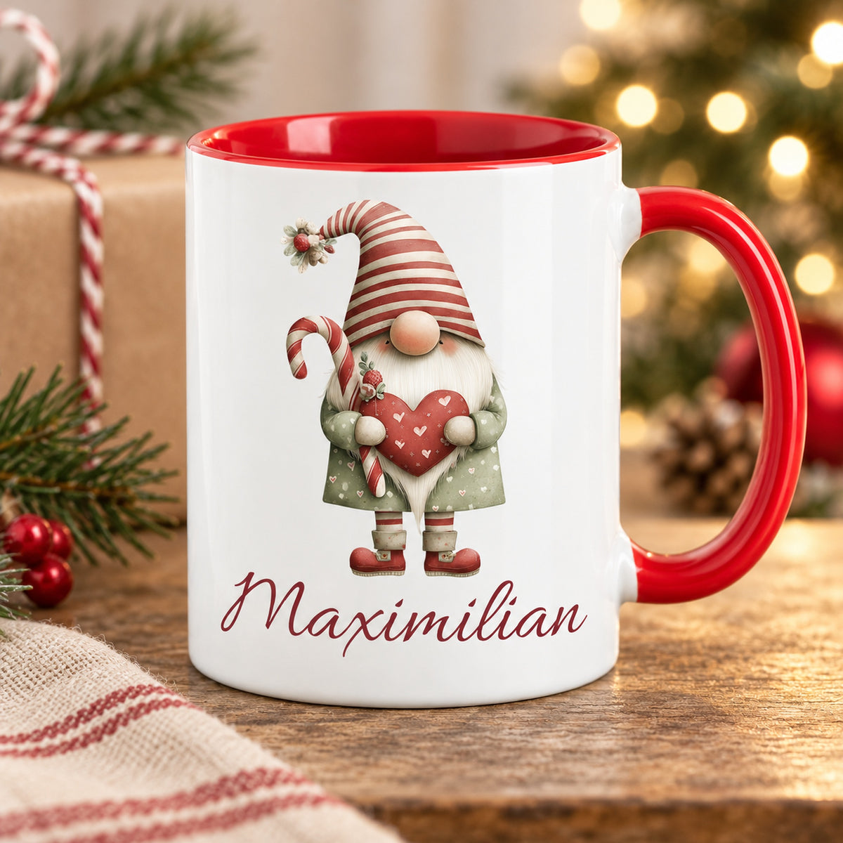 Personalisierte Weihnachtswichtel-Tasse Weihnachtsherz mit roter Innenseite und rotem Henkel – in gemütlicher Weihnachtsszene