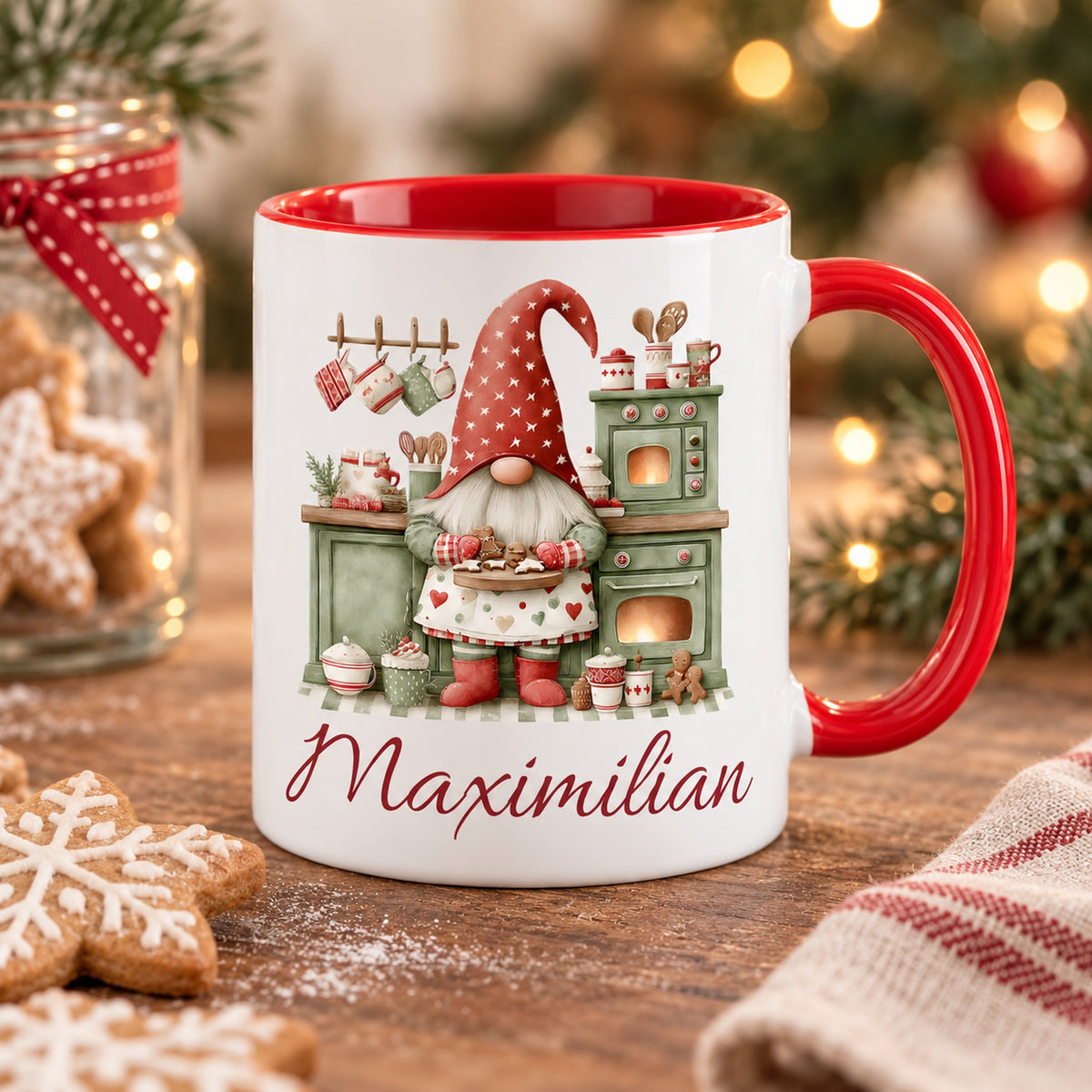 Personalisierte Weihnachtswichtel-Tasse Weihnachtsbäckerei mit roter Innenseite und rotem Henkel – in gemütlicher Weihnachtsszene