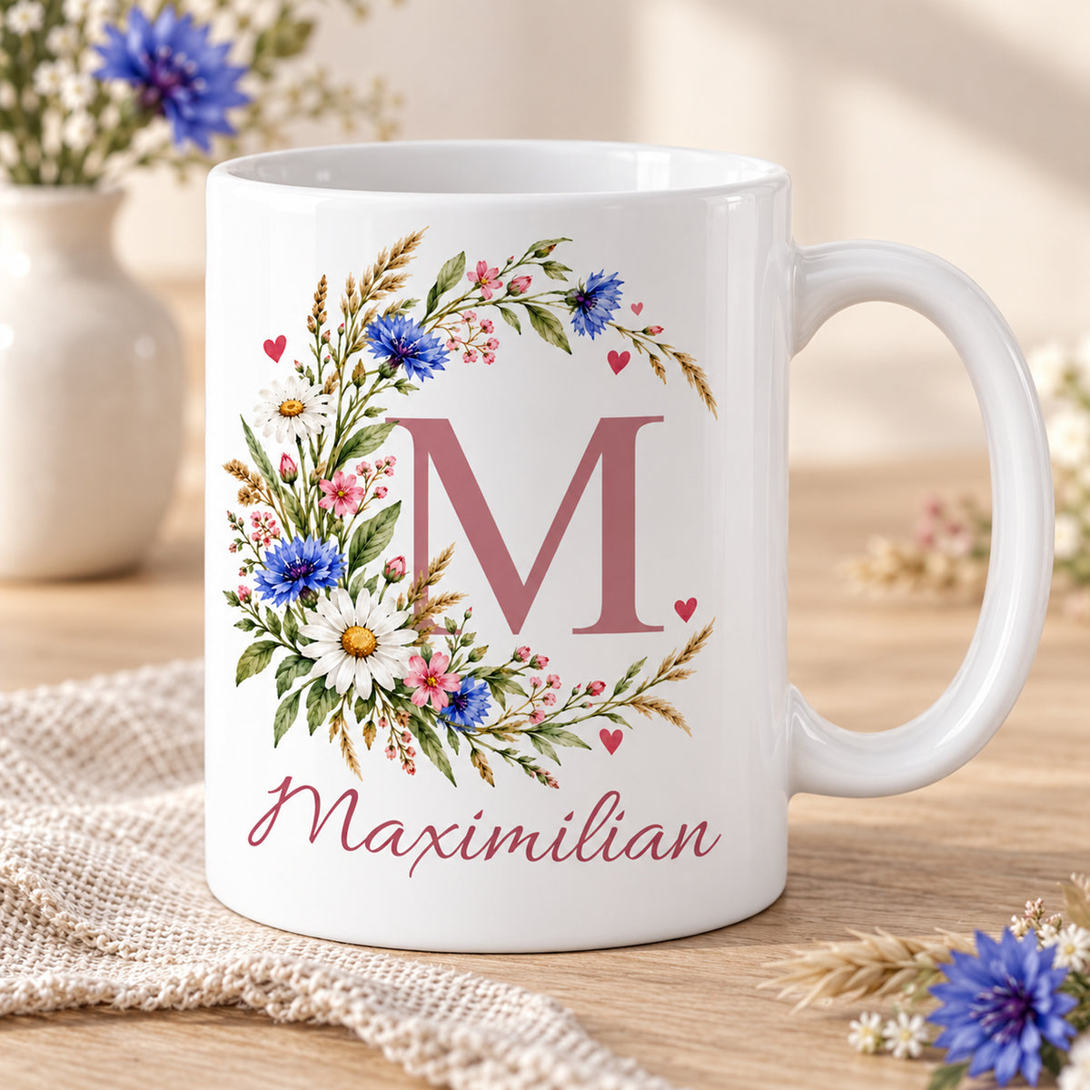 Weiße personalisierte Keramiktasse Wiesenbogen mit floralem Monogramm – Weitere Motivansicht