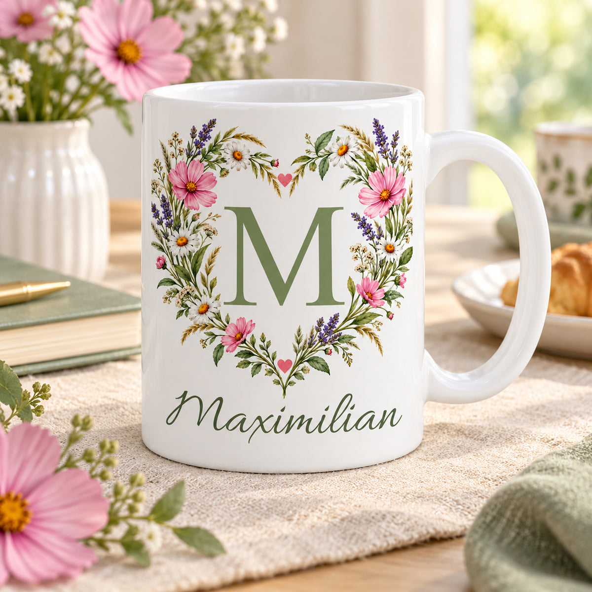 Weiße personalisierte Keramiktasse Blütenherz mit floralem Monogramm – Alltagsszene
