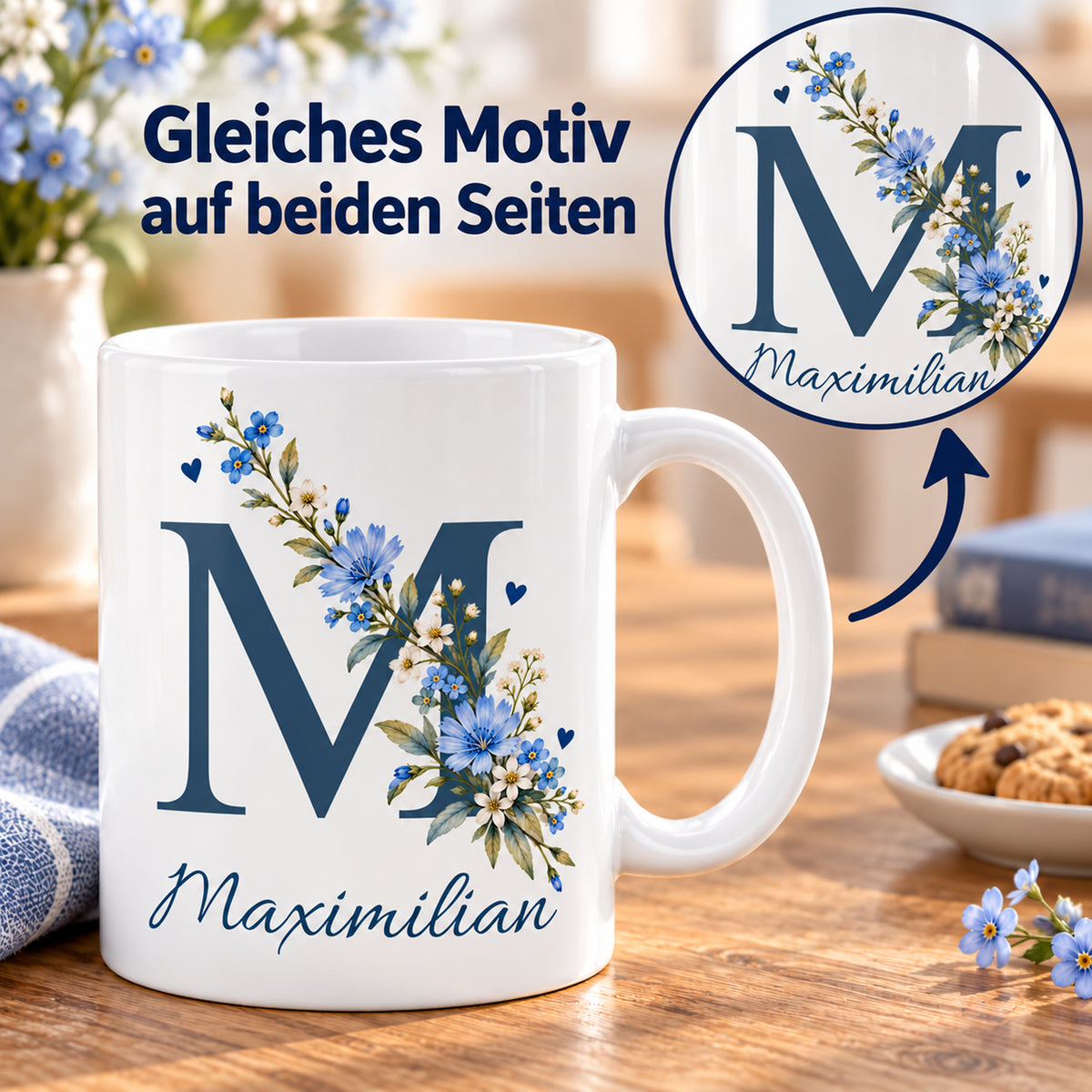 Weiße personalisierte Keramiktasse Blaue Blütenranke mit floralem Monogramm – Beidseitiger Druck