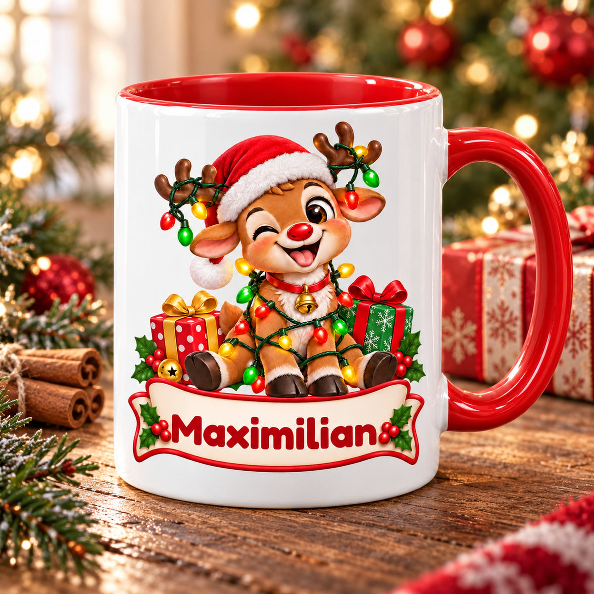 Personalisierte Weihnachtstasse Rentier im Lichterketten-Knoten, außen weiß mit rotem Henkel und roter Innenseite – Tasse in weihnachtlicher Dekoration.
