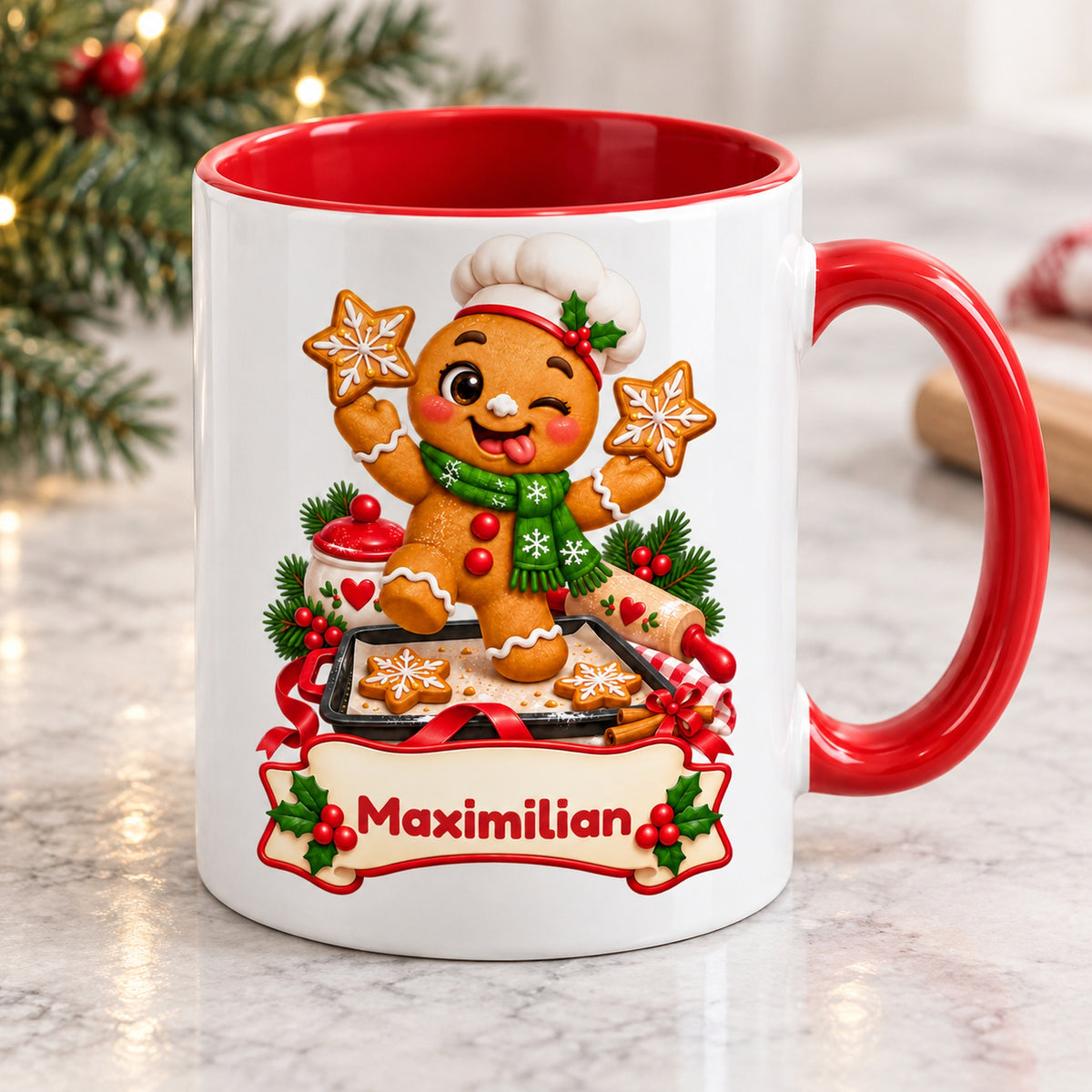 Personalisierte Weihnachtstasse Lebkuchenmann beim Backen, außen weiß mit rotem Henkel und roter Innenseite – schräge Perspektive.