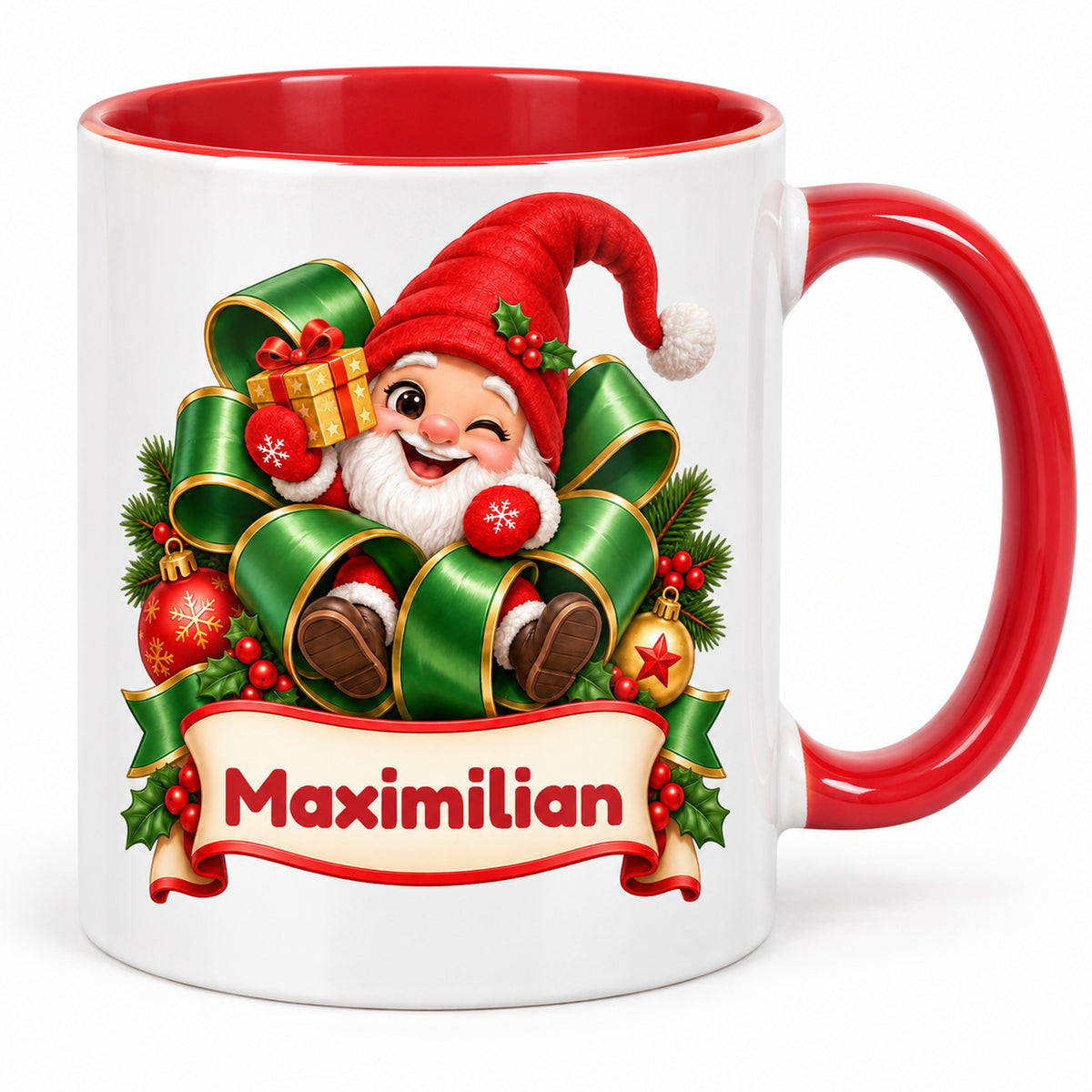 Personalisierte Weihnachtstasse Wichtel im Geschenkband, außen weiß mit rotem Henkel und roter Innenseite – Produktfoto vor weißem Hintergrund.