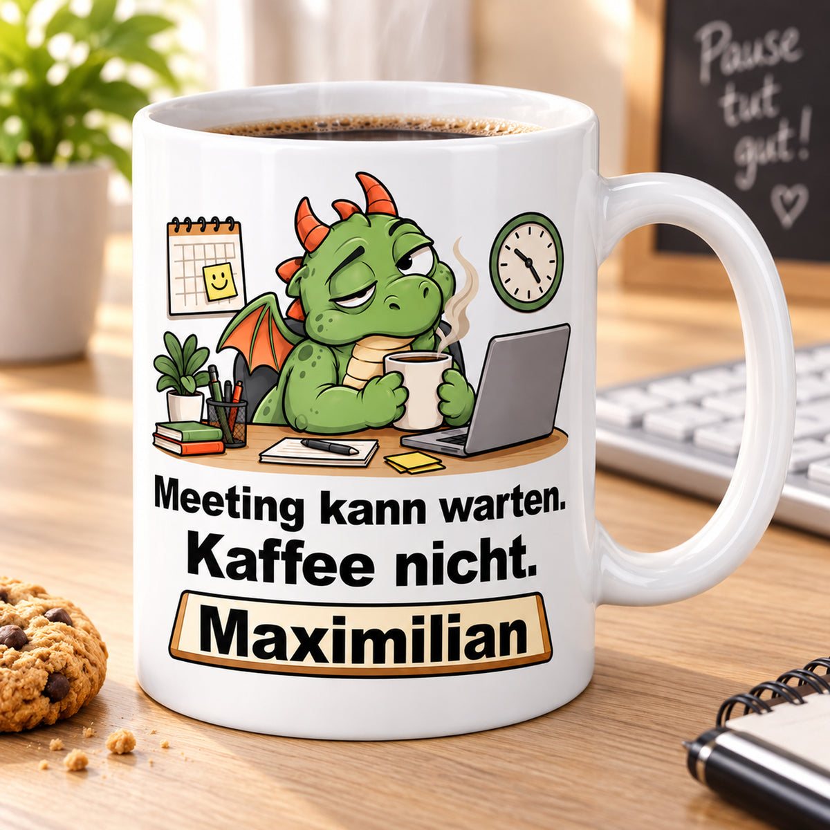Personalisierte weiße Drachentasse mit Grüner Bürodrache, Spruch „Meeting kann warten. Kaffee nicht.“ und Wunschname – Kaffeepause