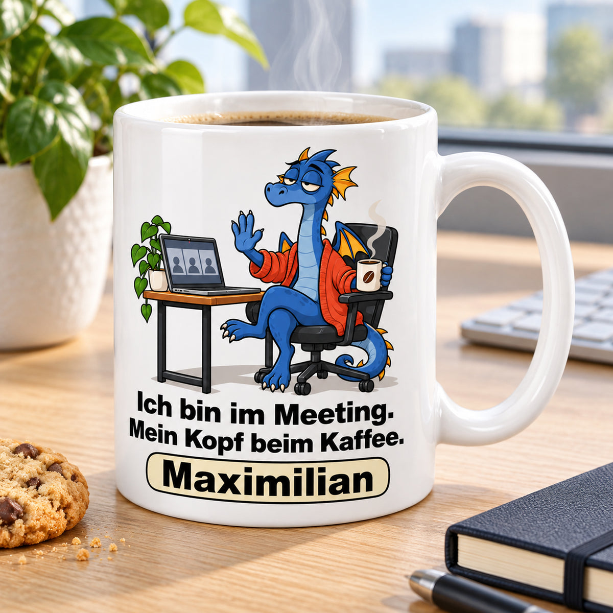 Personalisierte weiße Drachentasse mit Blauer Meetingdrache, Spruch „Ich bin im Meeting. Mein Kopf beim Kaffee.“ und Wunschname – Kaffeepause