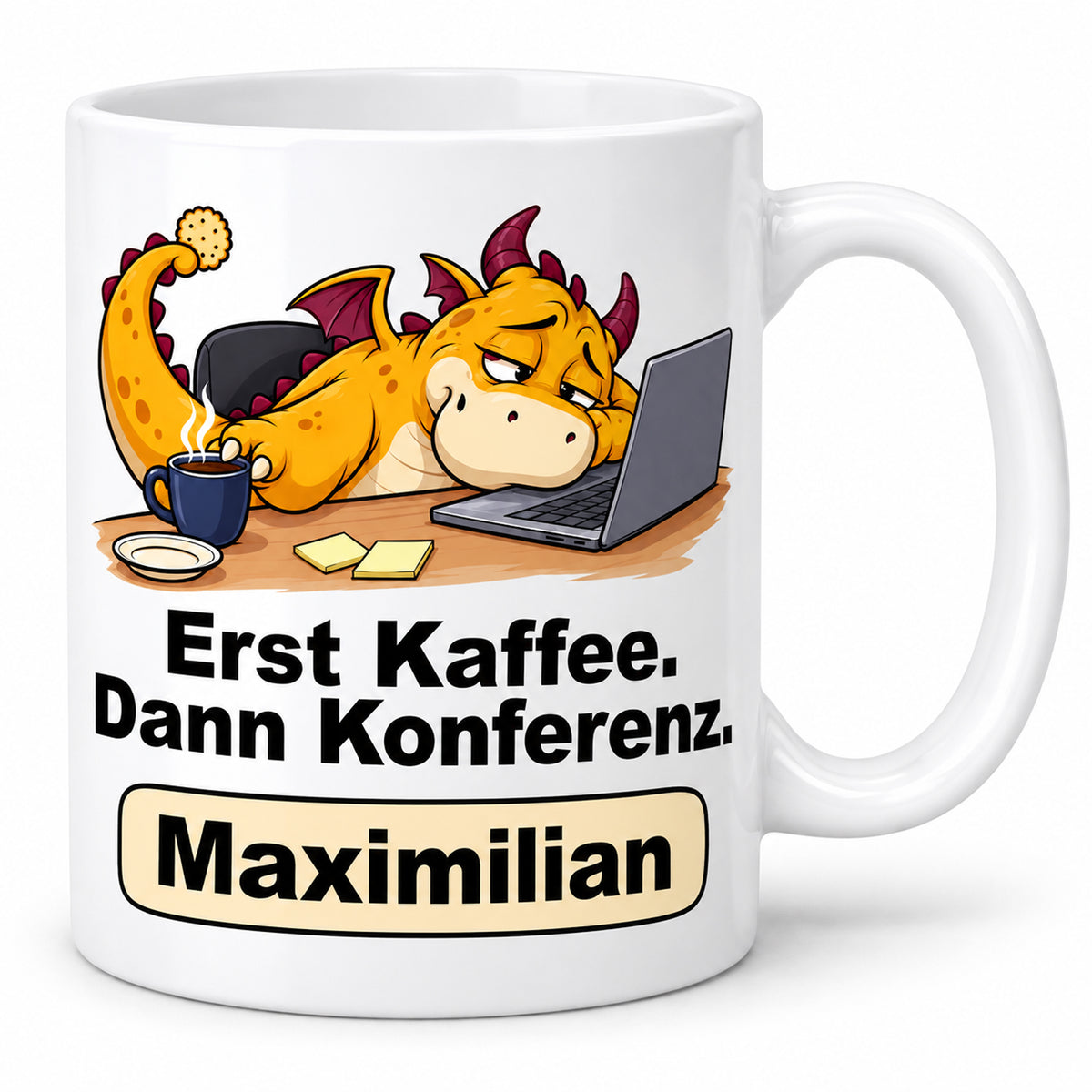 Personalisierte weiße Drachentasse mit Gelber Konferenzdrache, Spruch „Erst Kaffee. Dann Konferenz.“ und Wunschname – Hauptansicht