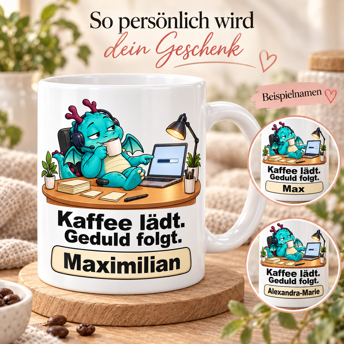 Personalisierte weiße Drachentasse mit Türkiser Headsetdrache, Spruch „Kaffee lädt. Geduld folgt.“ und Wunschname – Beispielnamen