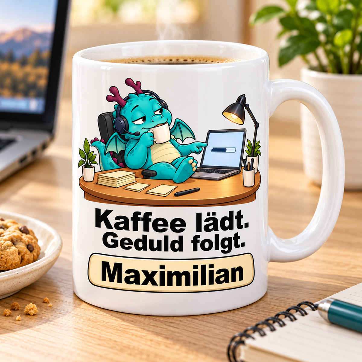 Personalisierte weiße Drachentasse mit Türkiser Headsetdrache, Spruch „Kaffee lädt. Geduld folgt.“ und Wunschname – Kaffeepause