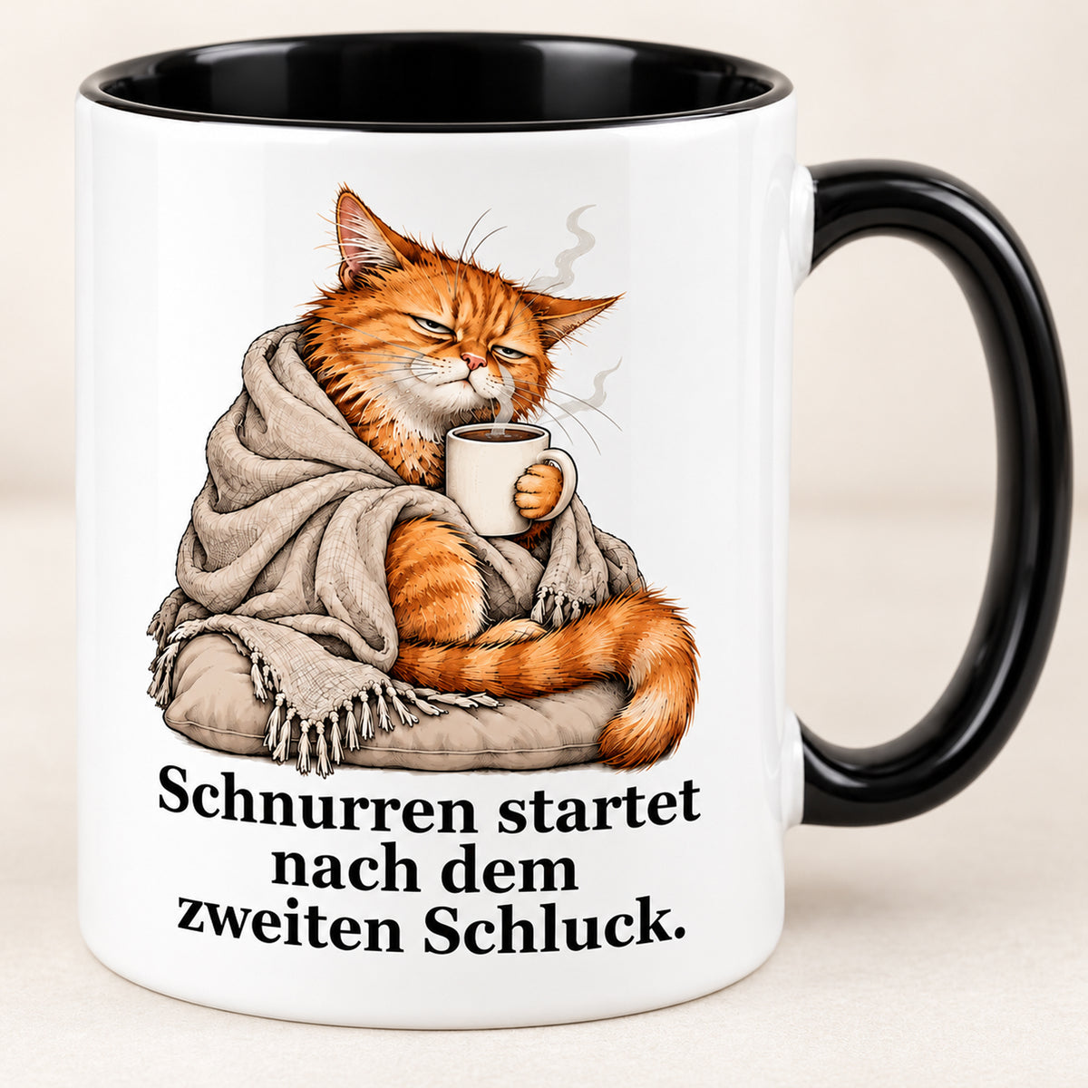 Schnurrstart – Motivdetail: weiße Katzentasse mit schwarzem Henkel und Kaffeespruch