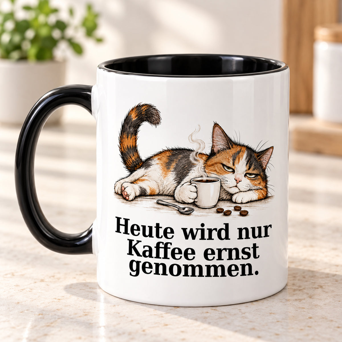 Kaffee hat Vorrang – Andere Druckseite: weiße Katzentasse mit schwarzem Henkel und Kaffeespruch