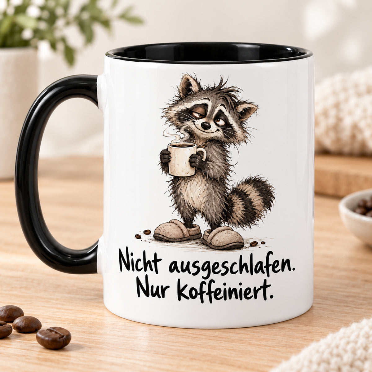 Waschbär-Tasse Morgenstart, Ansicht 2, weiß mit schwarzem Henkel und schwarzer Innenseite