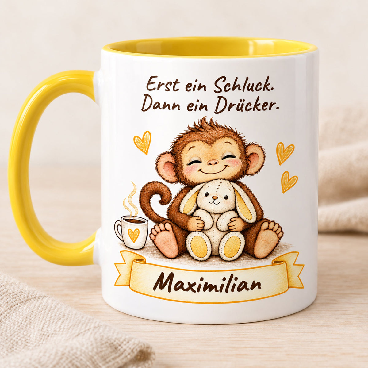 Hauptansicht: gelbe personalisierte Tasse mit Baby-Affe, Motiv Schluck und Drücker, Beispielname Maximilian