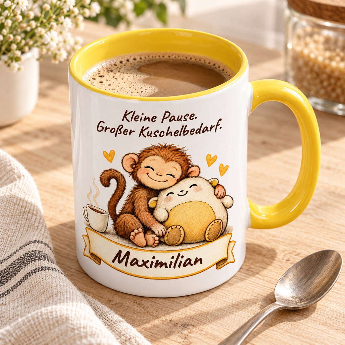 Schrägansicht: gelbe personalisierte Tasse mit Baby-Affe, Motiv Kleine Pause, Beispielname Maximilian