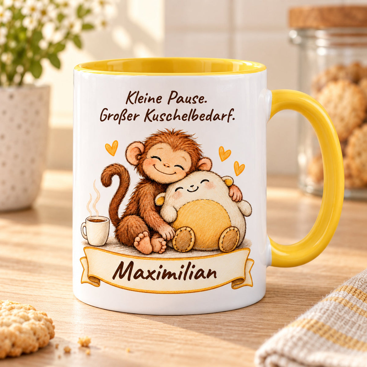 Kaffeepause: gelbe personalisierte Tasse mit Baby-Affe, Motiv Kleine Pause, Beispielname Maximilian