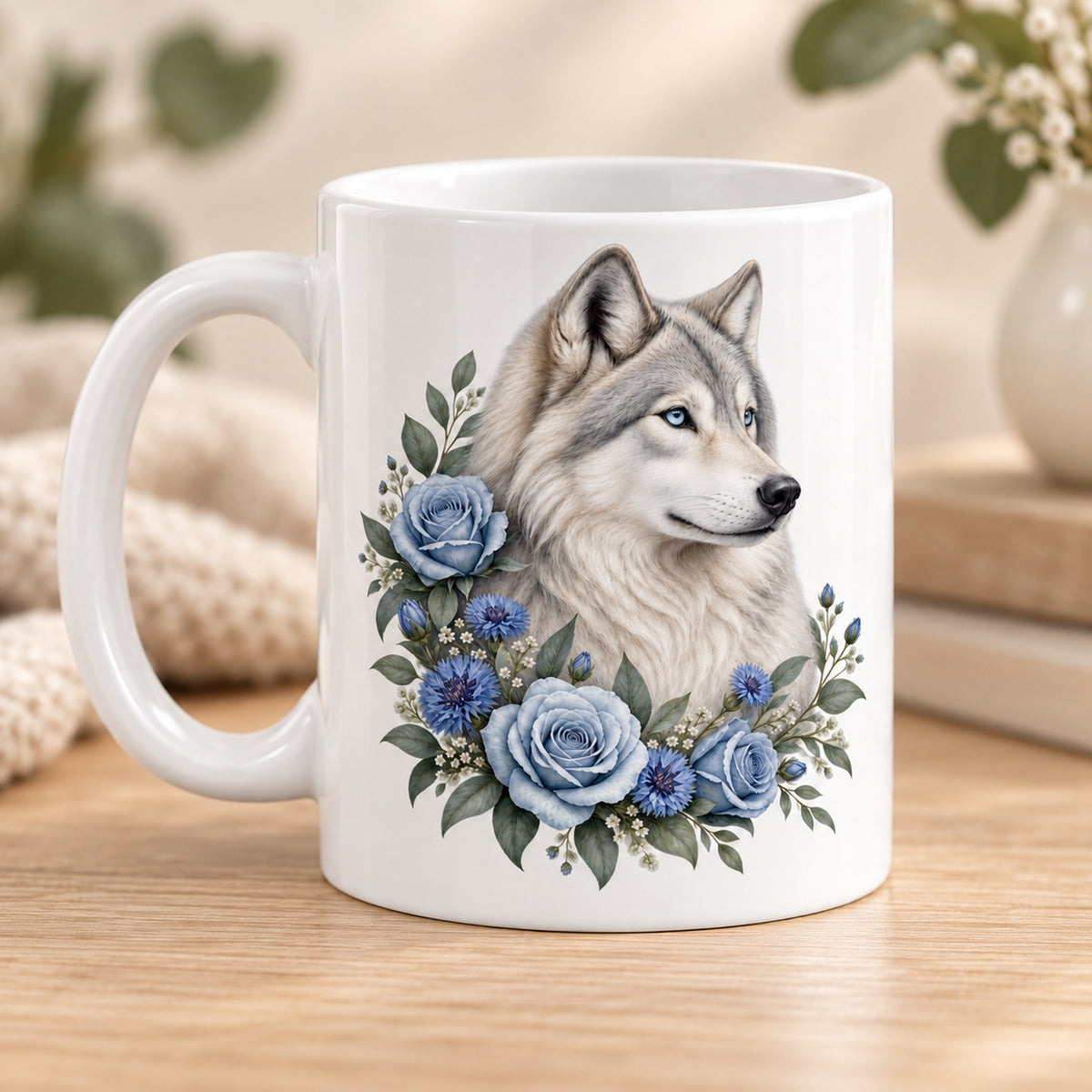 Weiße Wolf-Tasse Nordlichtblüten mit blauen Blumen – Rückseite mit gleichem Motiv