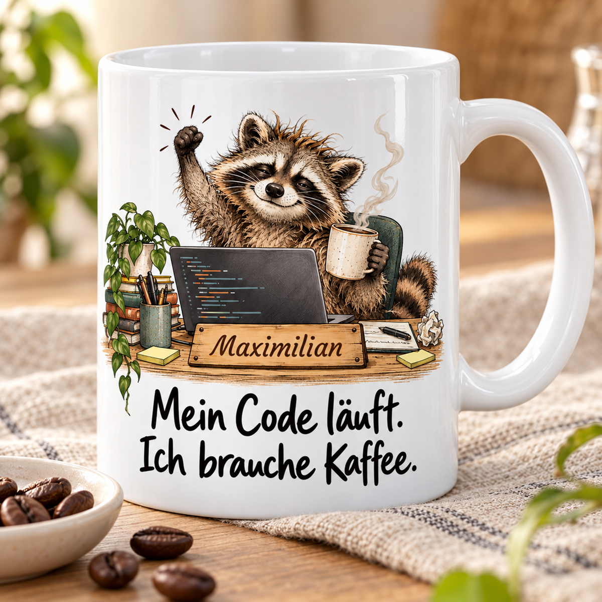Programmierung: weiße Tasse mit Waschbär-Berufsmotiv, Spruch und Beispielname Maximilian – Schrägansicht