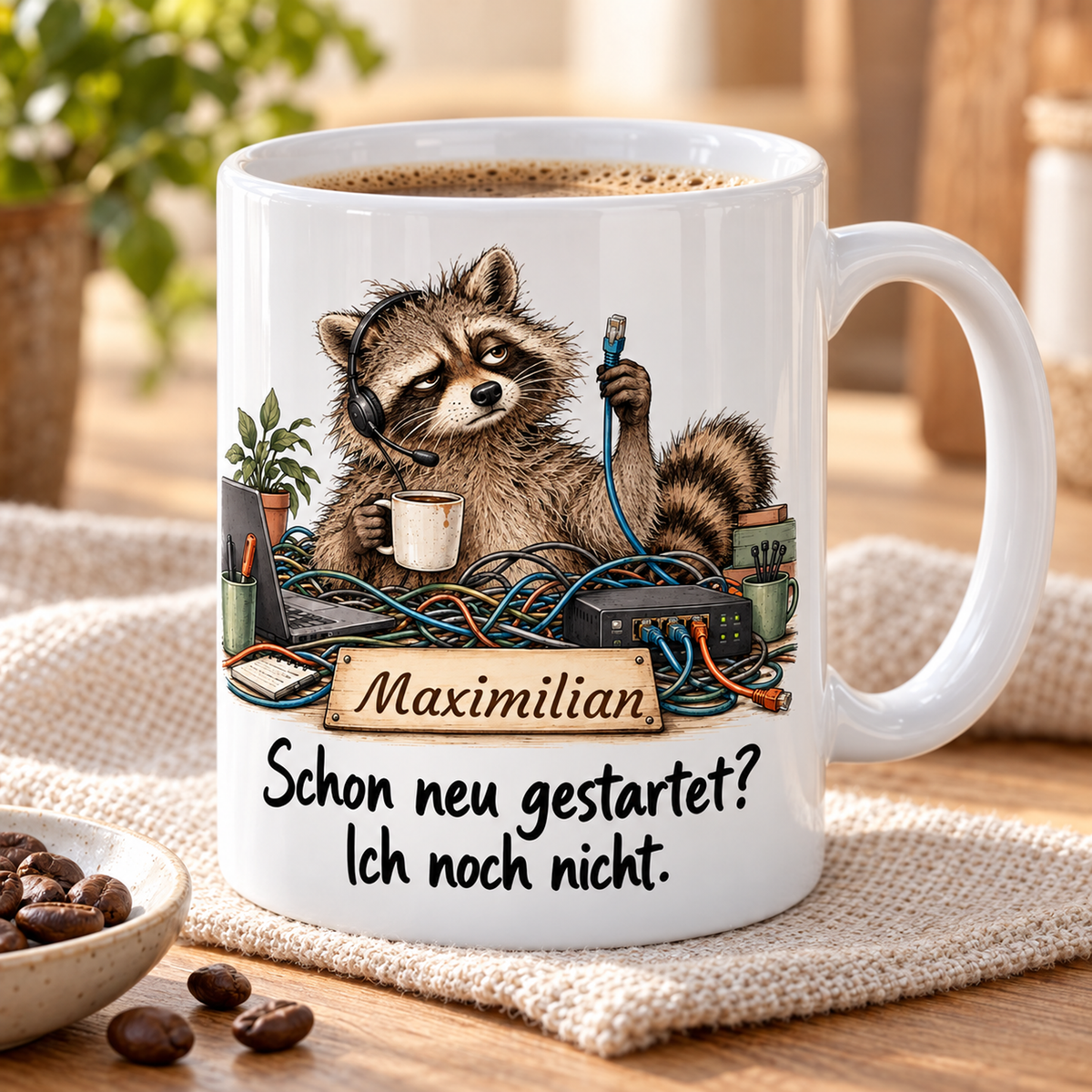 IT-Support: weiße Tasse mit Waschbär-Berufsmotiv, Spruch und Beispielname Maximilian – Schrägansicht