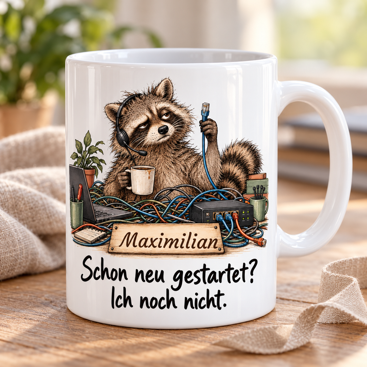 IT-Support: weiße Tasse mit Waschbär-Berufsmotiv, Spruch und Beispielname Maximilian – Alltagsszene