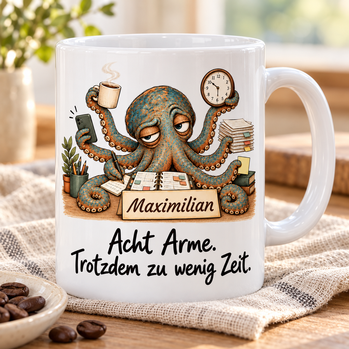 Projektmanagement: weiße Tasse mit Krake-Berufsmotiv, Spruch und Beispielname Maximilian – Schrägansicht