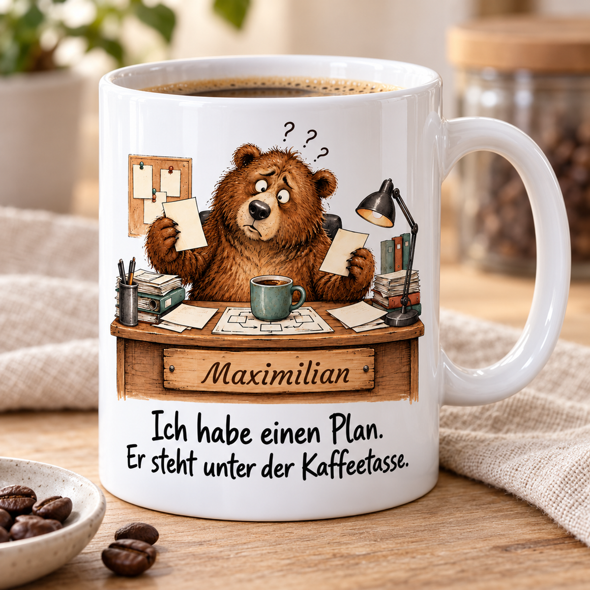 Teamleitung: weiße Tasse mit Bär-Berufsmotiv, Spruch und Beispielname Maximilian – Schrägansicht
