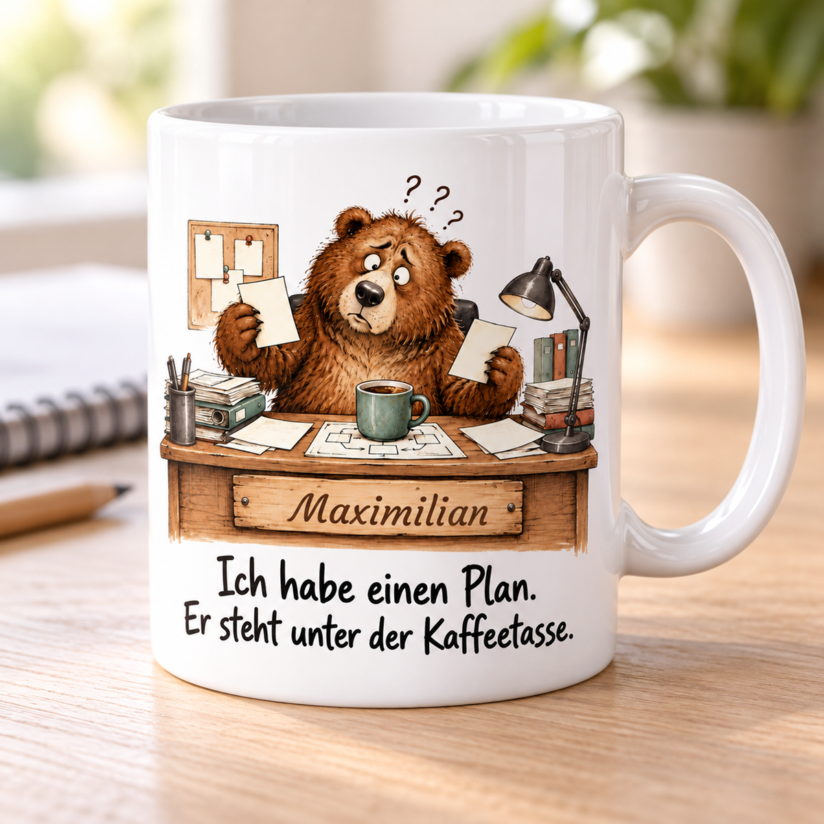 Teamleitung: weiße Tasse mit Bär-Berufsmotiv, Spruch und Beispielname Maximilian – Alltagsszene