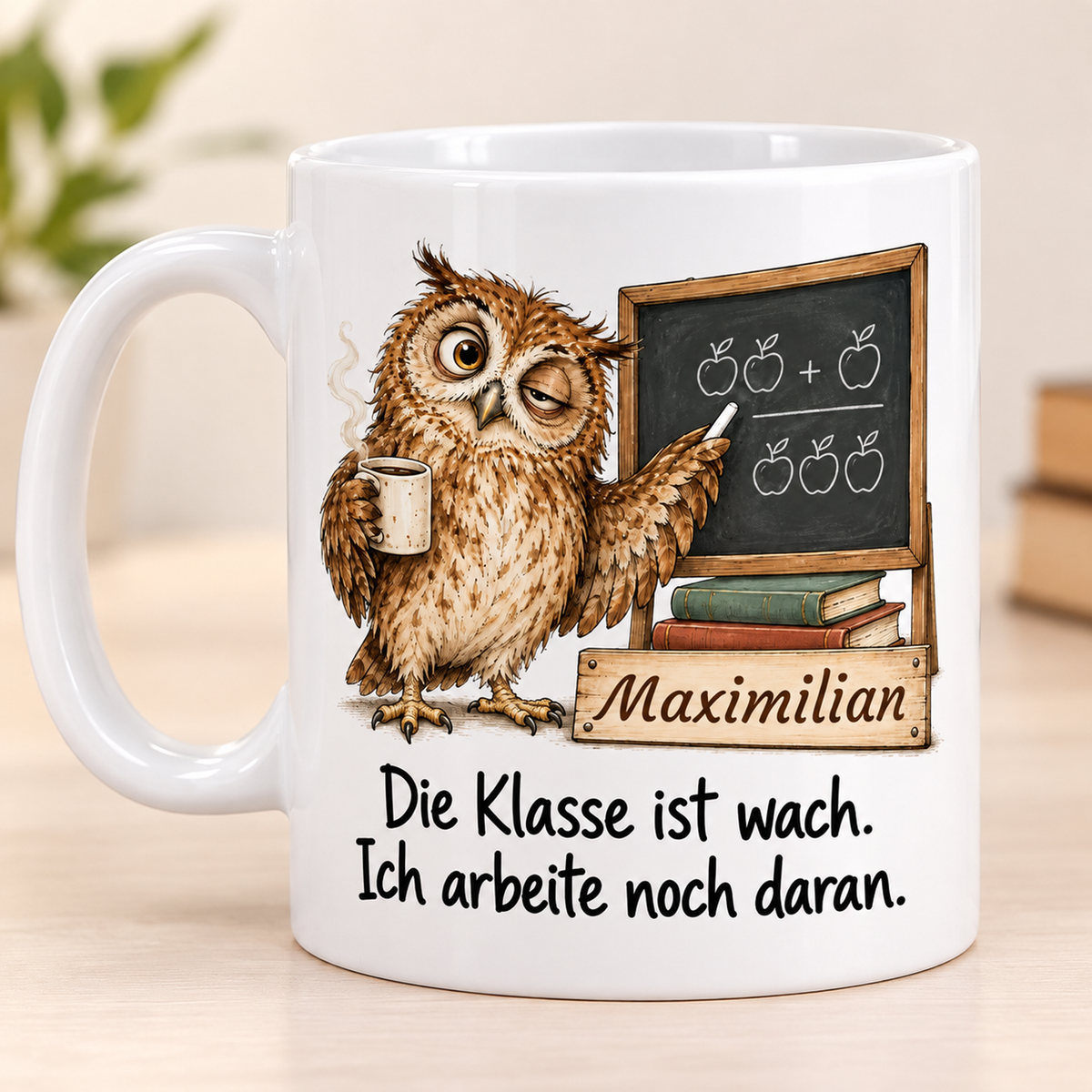 Lehrkräfte: weiße Tasse mit Eule-Berufsmotiv, Spruch und Beispielname Maximilian – bedruckte Rückseite