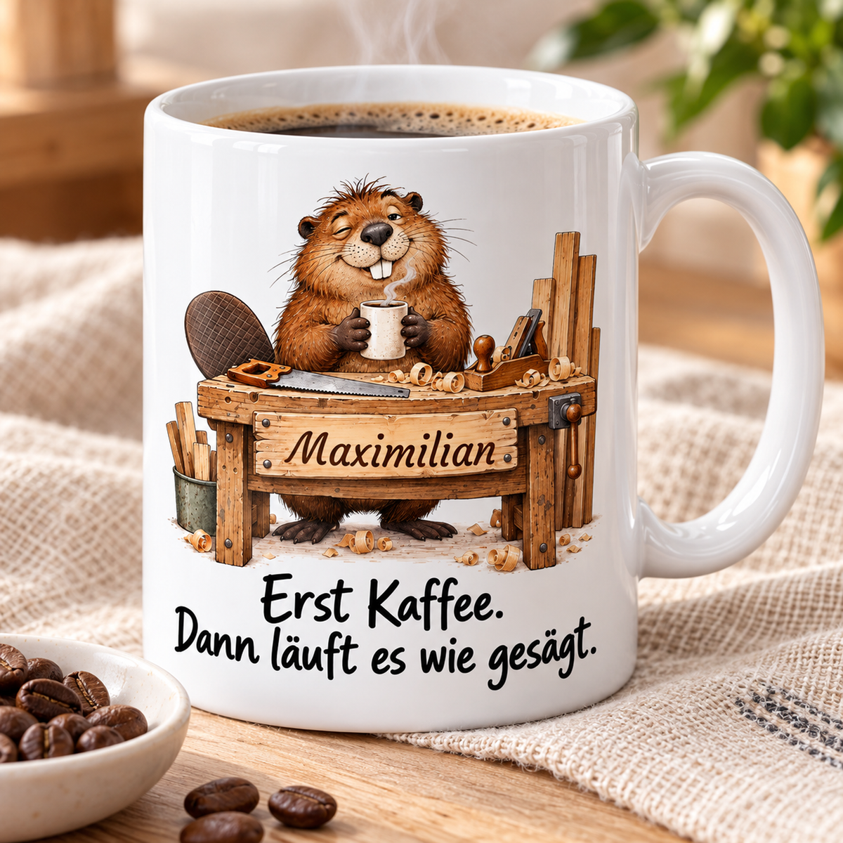 Tischlerei: weiße Tasse mit Biber-Berufsmotiv, Spruch und Beispielname Maximilian – Schrägansicht