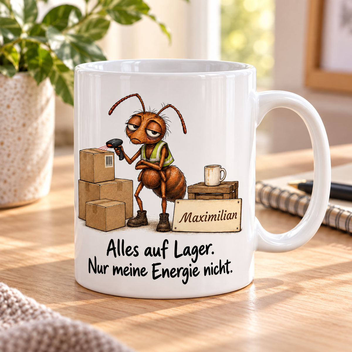 Lager: weiße Tasse mit Ameise-Berufsmotiv, Spruch und Beispielname Maximilian – Alltagsszene