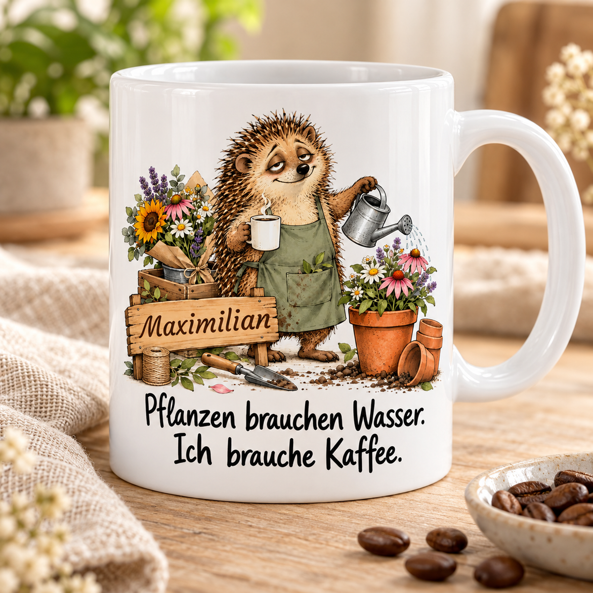 Gärtnerei: weiße Tasse mit Igel-Berufsmotiv, Spruch und Beispielname Maximilian – Schrägansicht