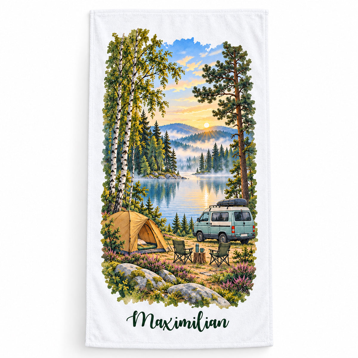 Camping-Handtuch Morgennebel am Waldsee mit Wunschname – Ansicht 1