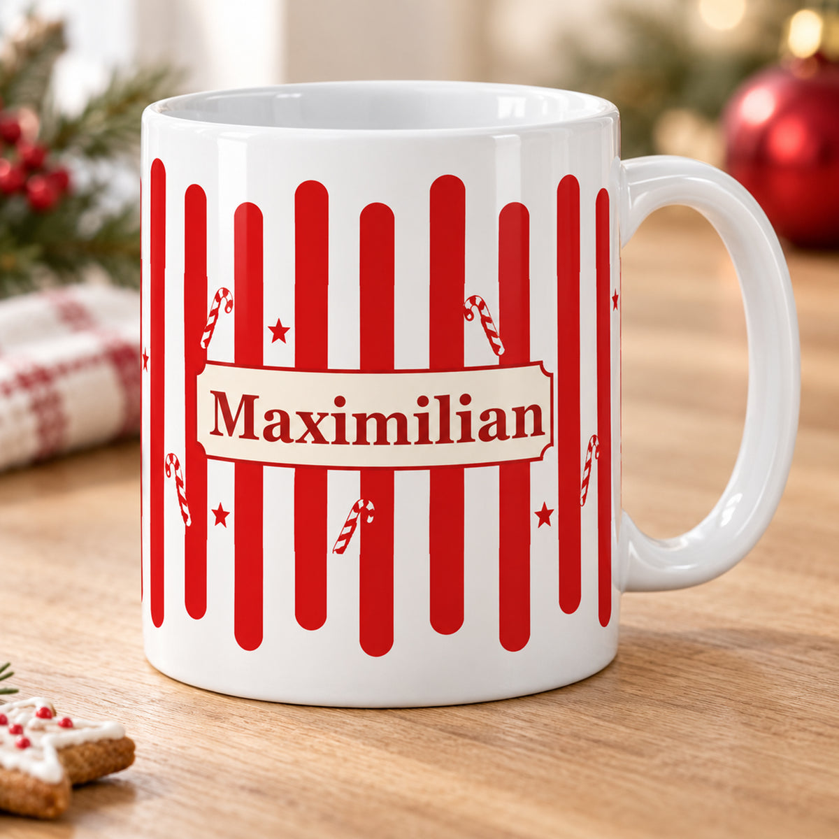 Weihnachtstasse Zuckerstange – Schrägansicht mit Beispielname Maximilian