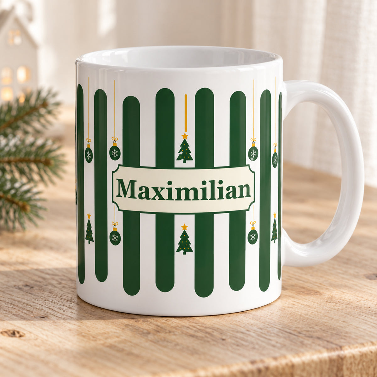 Weihnachtstasse Tannenwald – Schrägansicht mit Beispielname Maximilian