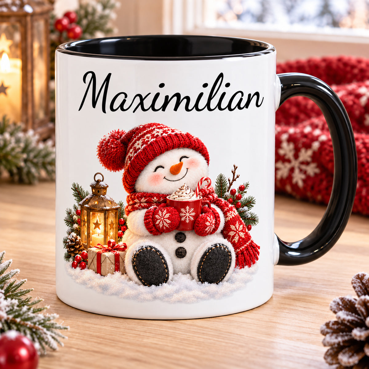 Schrägansicht: Schneemann-Tasse Kakao-Auszeit, schwarzer Henkel, 330 ml, mit Beispielname Maximilian