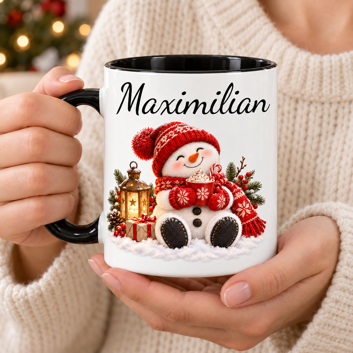 Nutzungsszene: Schneemann-Tasse Kakao-Auszeit, schwarzer Henkel, 330 ml, mit Beispielname Maximilian