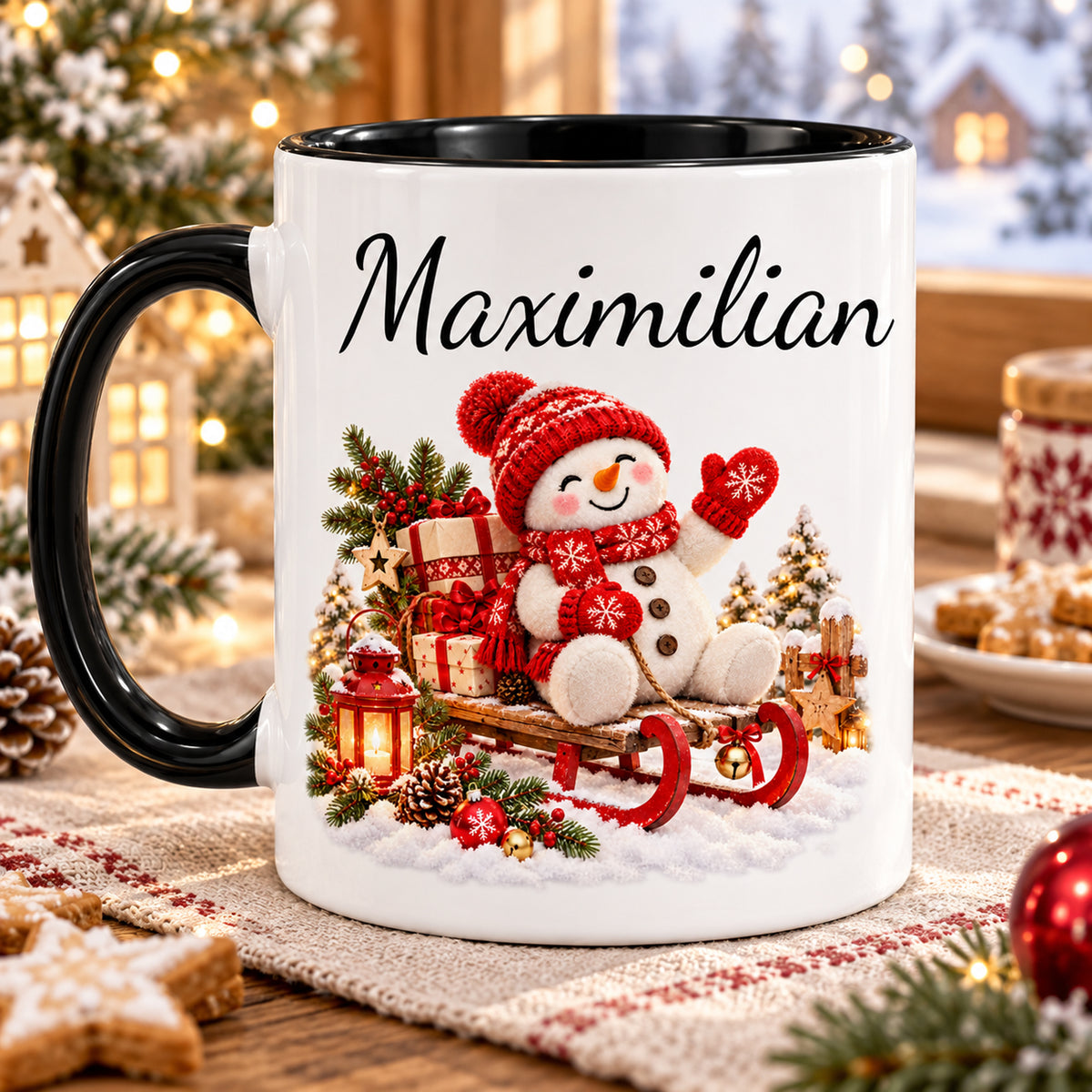Zweite bedruckte Seite: Schneemann-Tasse Schlittenfahrt, schwarzer Henkel, 330 ml, mit Beispielname Maximilian