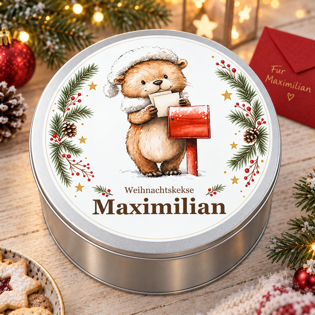 Keksdose Weihnachten, Otter mit Weihnachtspost, mit Wunschname neben rotem Umschlag und Lichterstern