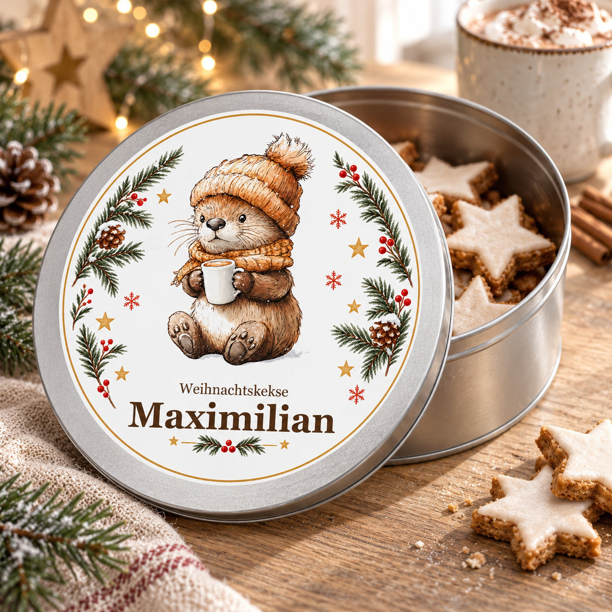 Keksdose Weihnachten, Otter bei der Kakaopause, mit Wunschname geöffnet mit Zimtsternen und separatem bedrucktem Deckel
