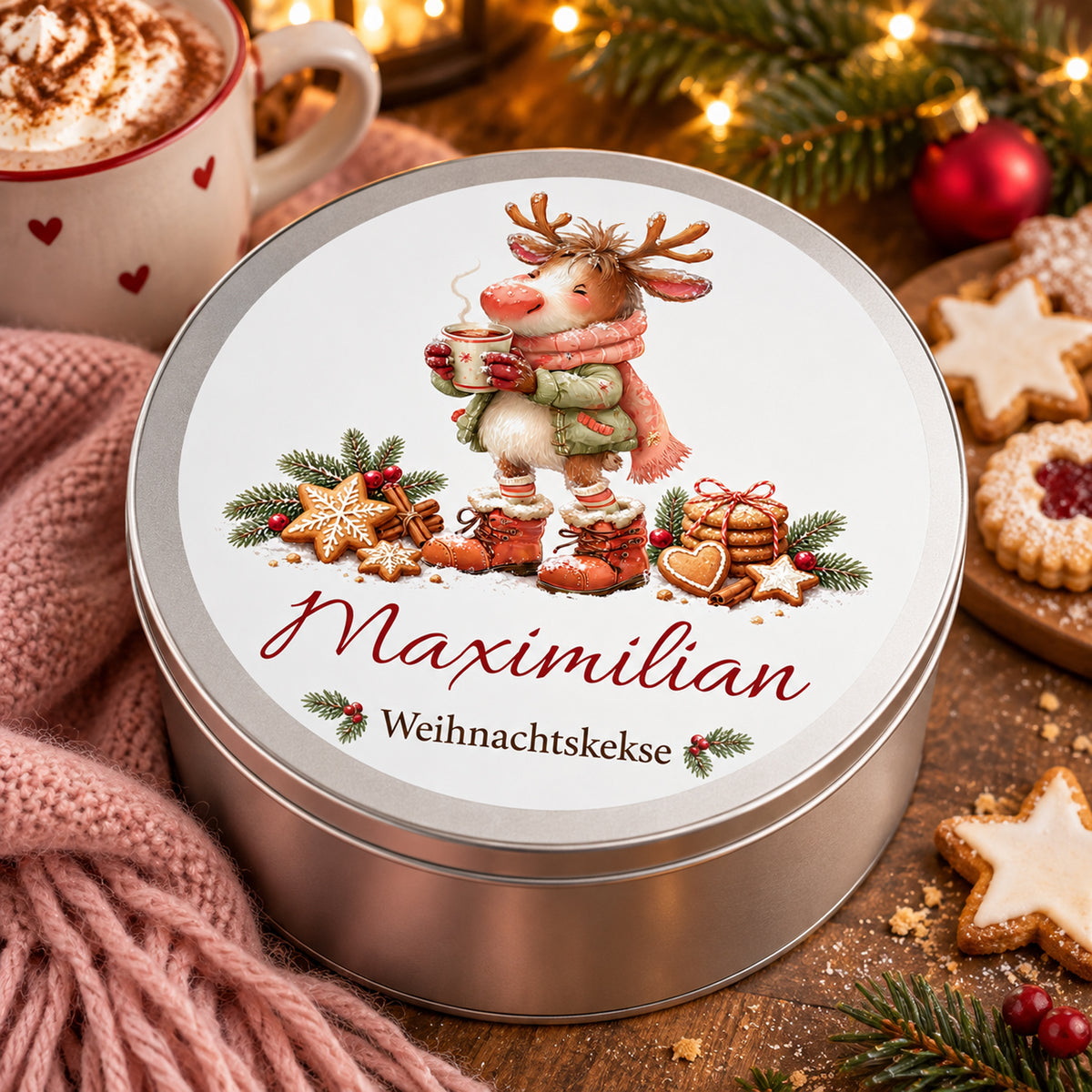 Keksdose mit Rentier mit Kakao und Wunschname in einer Wohnszene mit Weihnachtsdekoration.