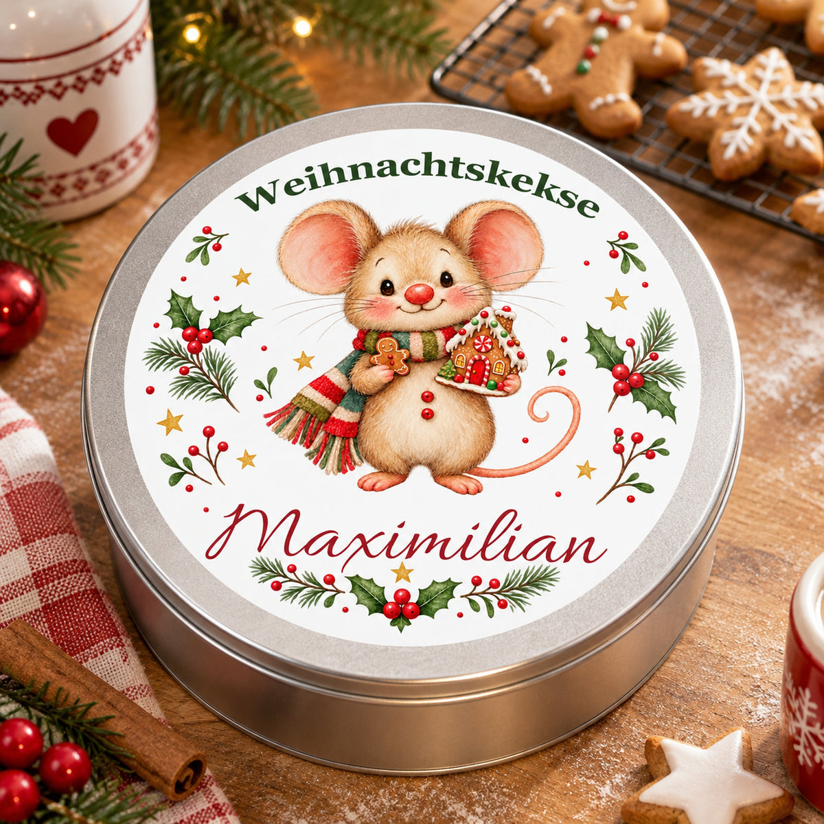 Keksdose Weihnachtsmaus Lebkuchenhaus mit Wunschname in einer weihnachtlichen Wohnszene